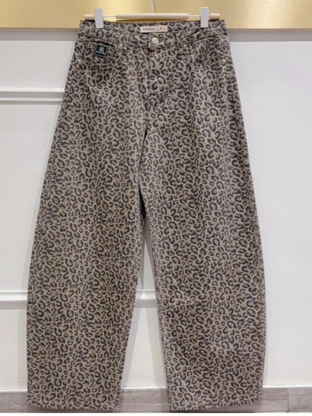 Jean large ballon stretch léopard avec cœurs strass