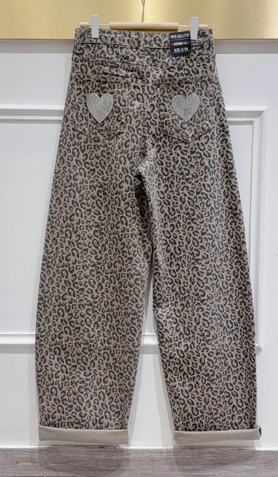 Jean large ballon stretch léopard avec cœurs strass