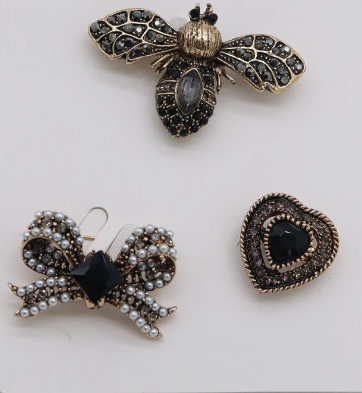 Lot de 3 broches abeille, noeud et coeur